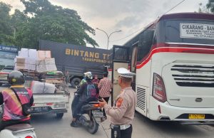 Bus Tabrak Kontainer di Karawang, ‘Pak Ogah’ Tewas Terhimpit Kecelakaan bus di karawang