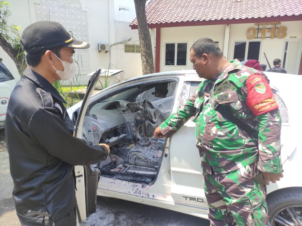Mobil dosen dibakar di karawang
