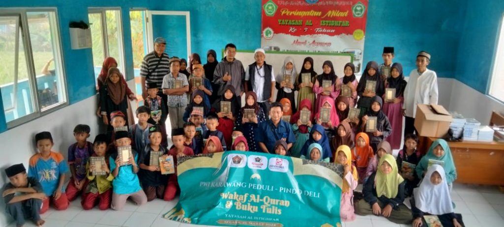 Pwi karawang bagikan alquran