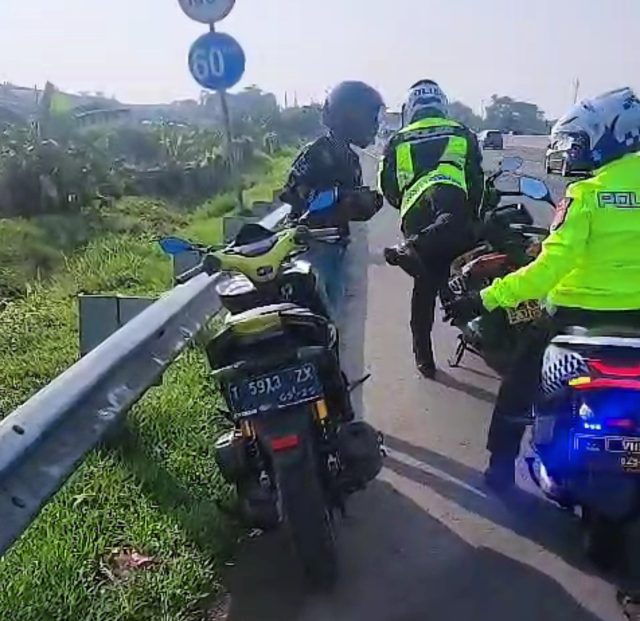 Pemudik motor nyasar ke tol