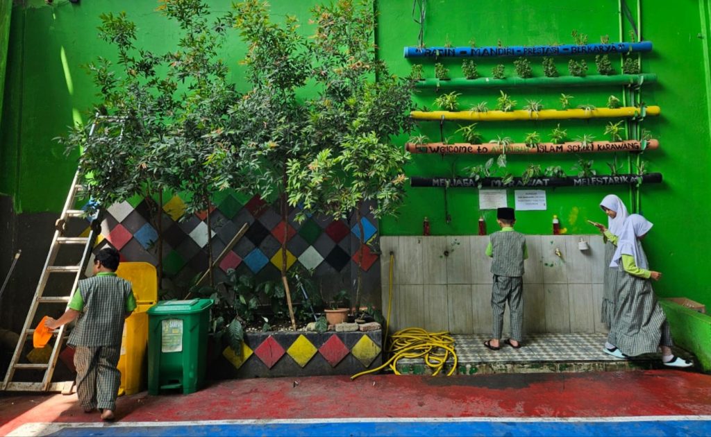 Program sekolah adiwiyata di karawang