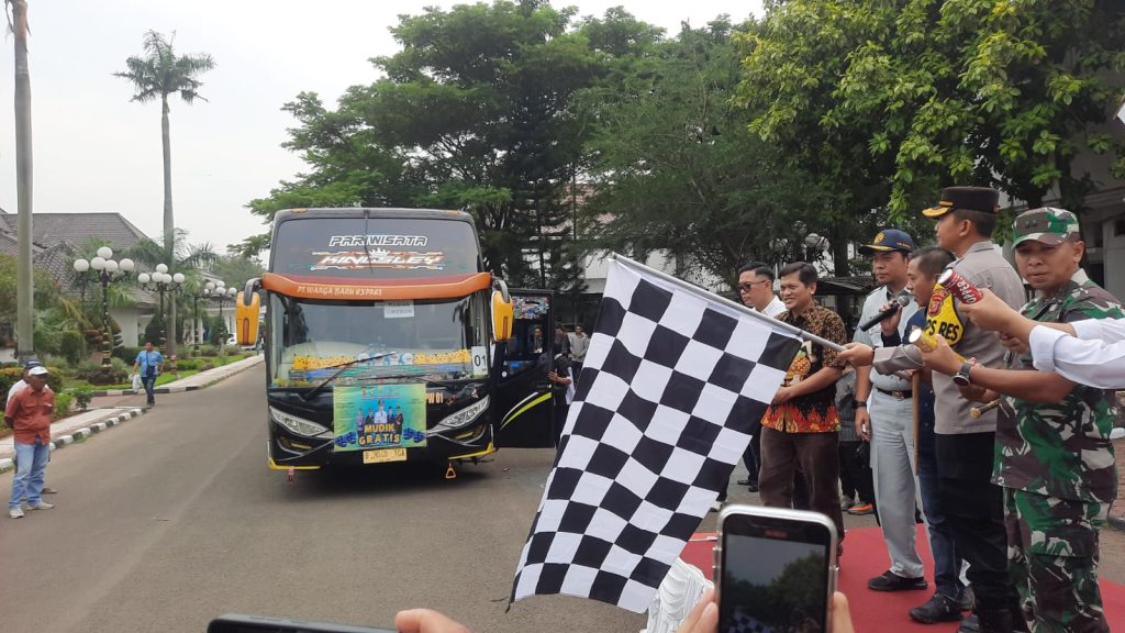 Bus mudik di karawang diberangkatkan