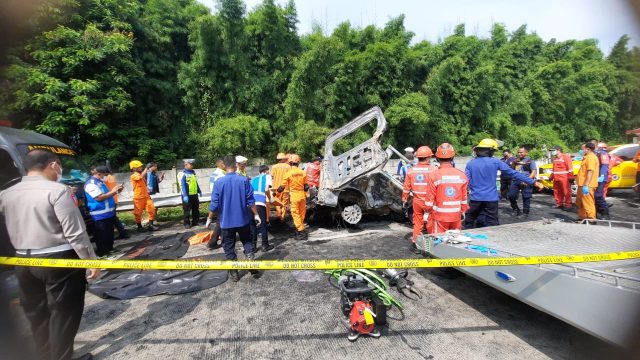 Kecelakaan tol japek diduga mobil travel
