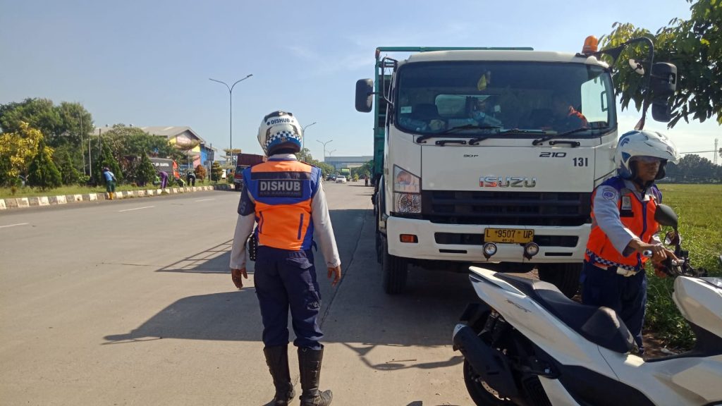 Kendaraan parkir sembarangan di karawang
