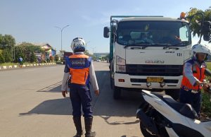 Kendaraan parkir sembarangan di karawang