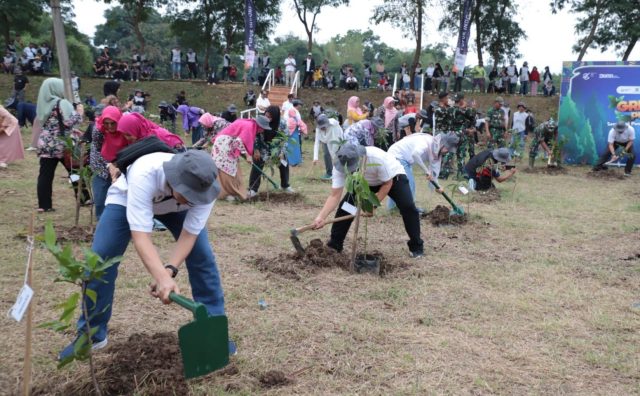 Pupuk kujang tanam pohon di citarum