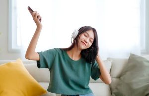 Gak Cuma Jadi Mood Boster, Ini Sederet Manfaat Hobi Mendengarkan Musik Hobi mendengarkan musik