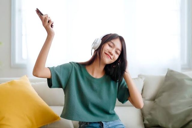 Hobi mendengarkan musik