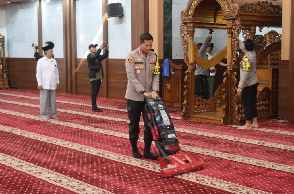 Polisi bersih-bersih rumah ibadah karawang