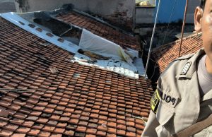 Wanita odgj di atas genteng karawang