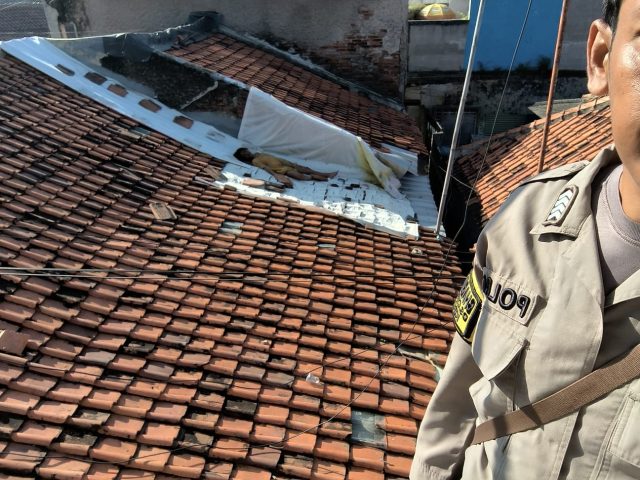 IMG-20240627-WA0015 Wanita odgj di atas genteng karawang