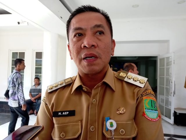 Bupati karawang makan ikan