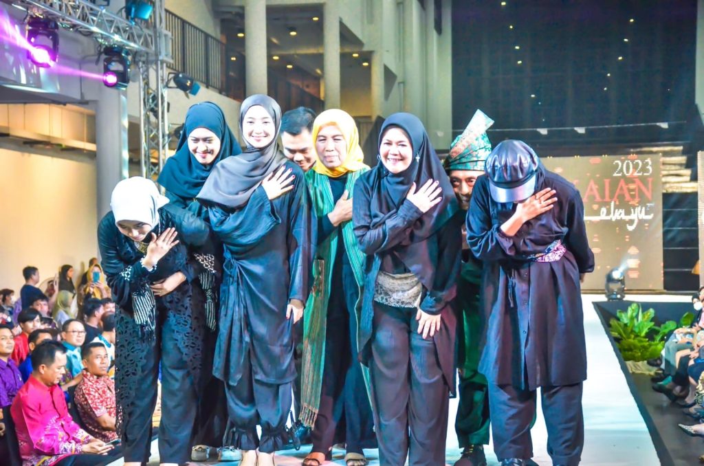 Desainer fashion fathya karawang