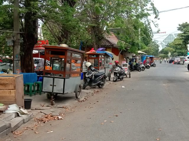 Pkl gor karawang dibongkar paksa