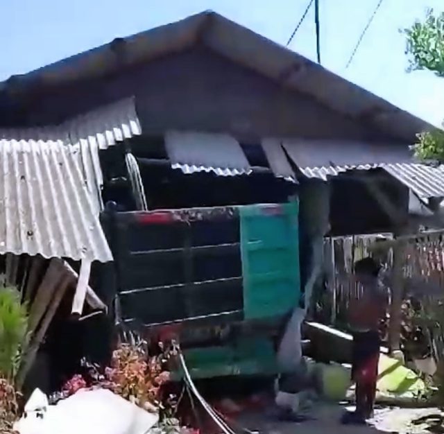 Truk tabrak rumah warga hingga hancur di karawang