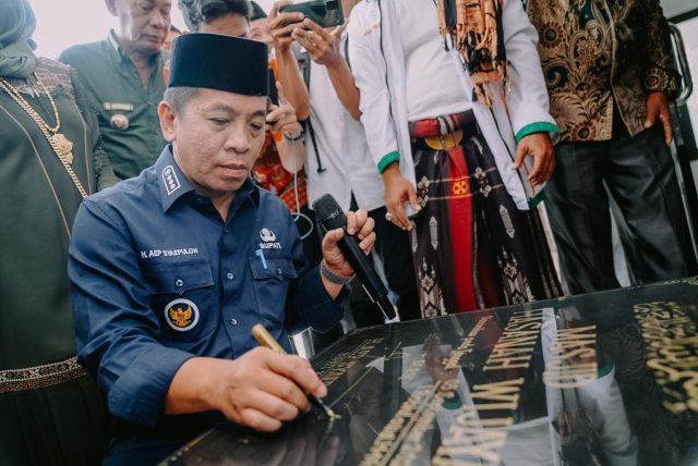 Bupati karawang masjid sekarwangi