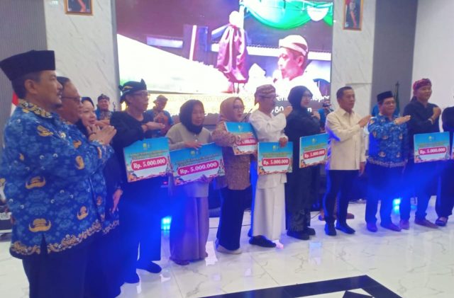 Penghargaan seniman budayawan karawang