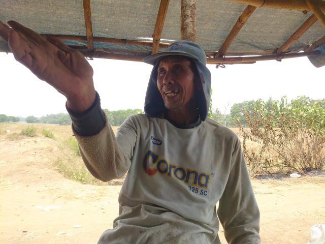 4 warga Karawang kereta api