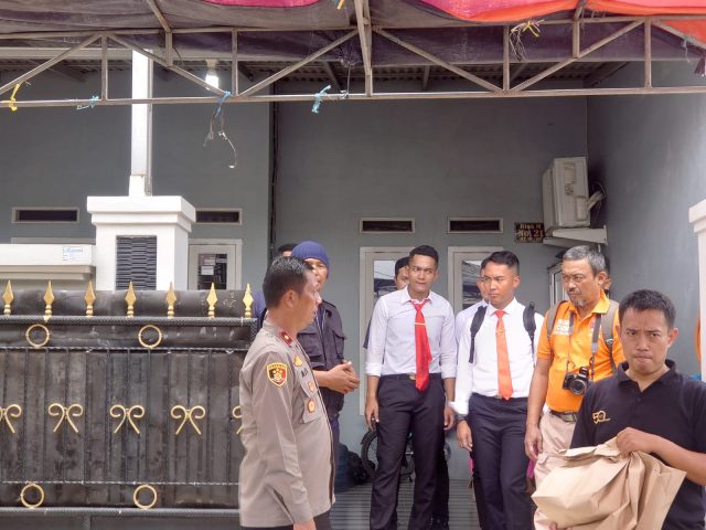 Ibu dan anak gantung diri di karawang