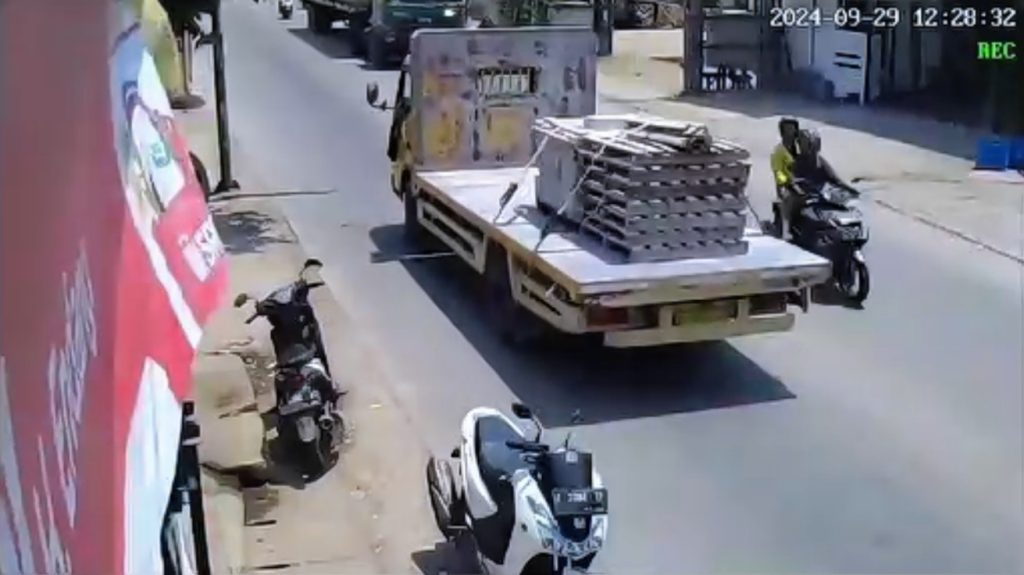 Ibu-ibu terlindas truk di karawang