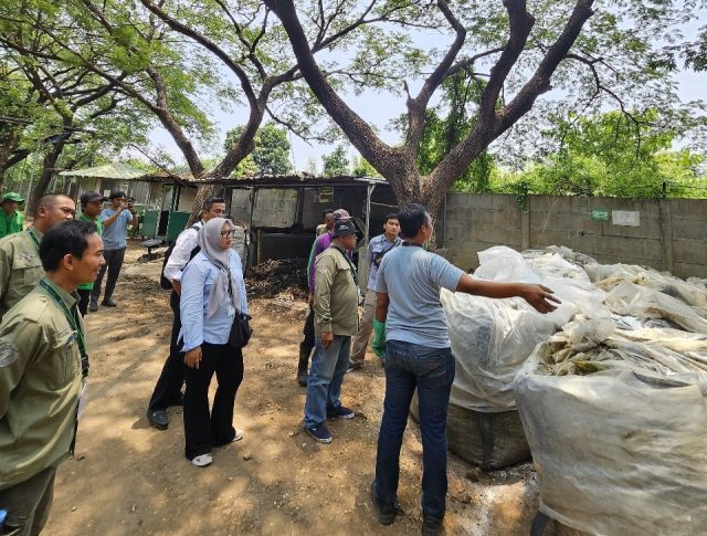 Petugas RTH KEHATI Karawang dilatih olah sampah jadi pupuk kompos