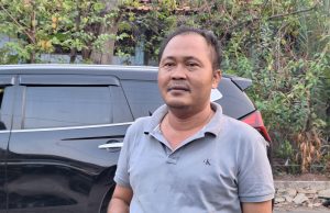 Cawabup Karawang maslani pegang botol miras