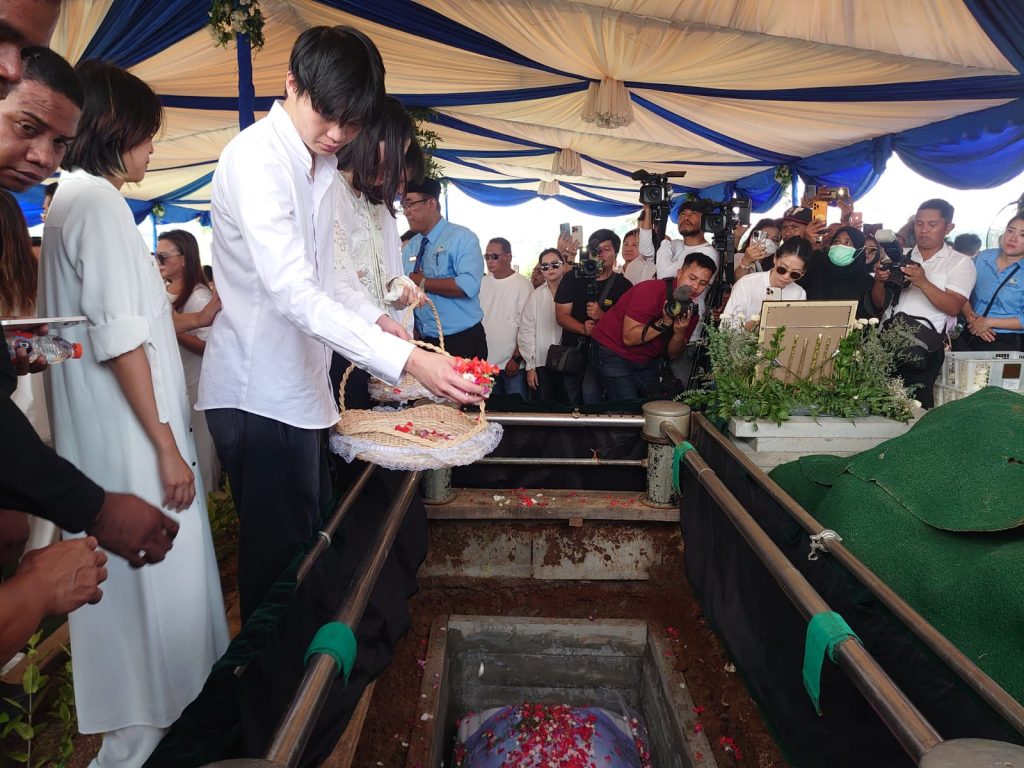 Cagub malut benny laos dimakamkan di karawang