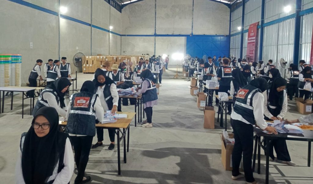 Kpu karawang sortir lipat surat suara