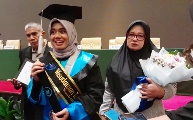 Anak pedagang nasi uduk lulus cumlaude ubp karawang