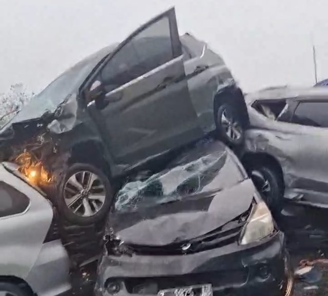Kecelakaan beruntun tol cipularang