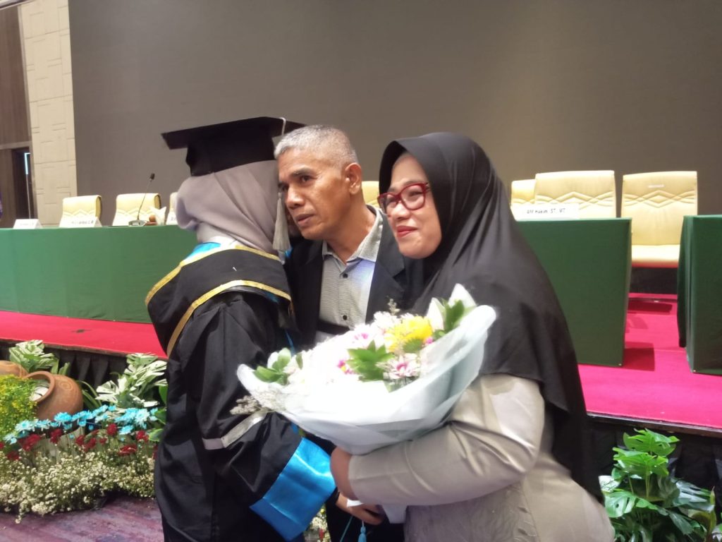 Anak pedagang nasi uduk lulus cumlaude ubp karawang