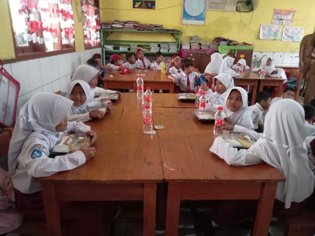 Bupati karawang simulasi makan siang gratis