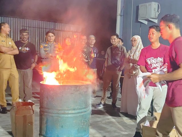 IMG-20241126-WA0056 Kpu karawang bakar surat suara rusak