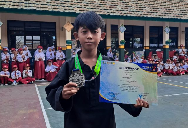 Siswa sdn di karawang juara silat di jabar