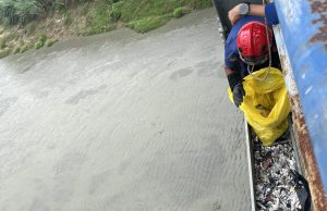 Limbah medis dibuang di citarum