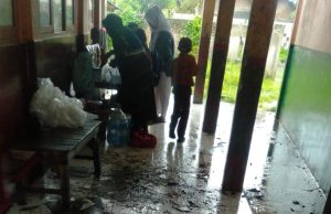 Bangunan sdn di karawang nyaris ambruk