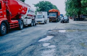 Jalan rusak tol karawang timur