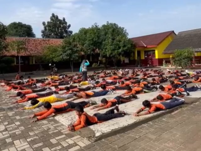 IMG_20250224_174730 Siswa sdn renang di lapangan sekolah