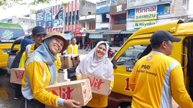 Bantuan pgri klari ke korban banjir karawang