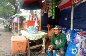 Warung dadakan di jalur mudik karawang