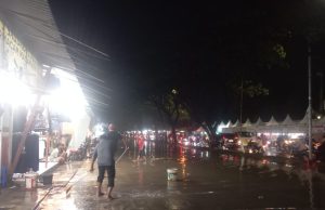 Saluran Mampet Bikin Air Meluap, Rendam Jalan Arteri Galuh Mas Karawang Air di jalan arteri galuh mas karawang