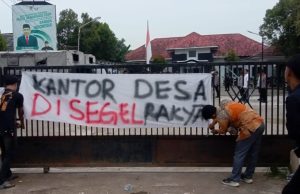 Warga karawang segel kantor desa karangligar