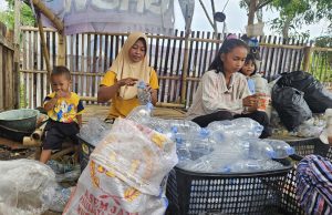 3 ibu di laut karawang