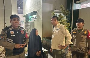 Ibu-ibu nyopet di pelepasan jemaah haji karawang