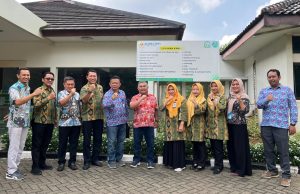 Jajaran DPPKB Karawang berfoto bersama pihak Klinik PT Pupuk Kujang Cikampek di sela pelayanan KB gratis.