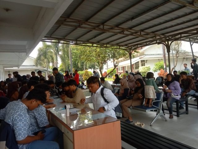 Pemohon kartu pencari kerja karawang