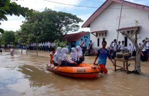 Siswa Smp karawang ujian banjir