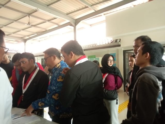 Mahasiswa demo kades di karawang