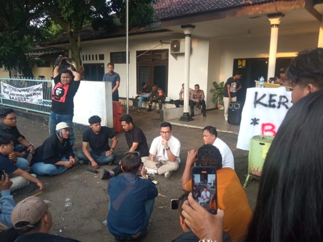 Mahasiswa ke kantor pu karawang