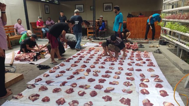 Pwi karawang salurkan daging kurban